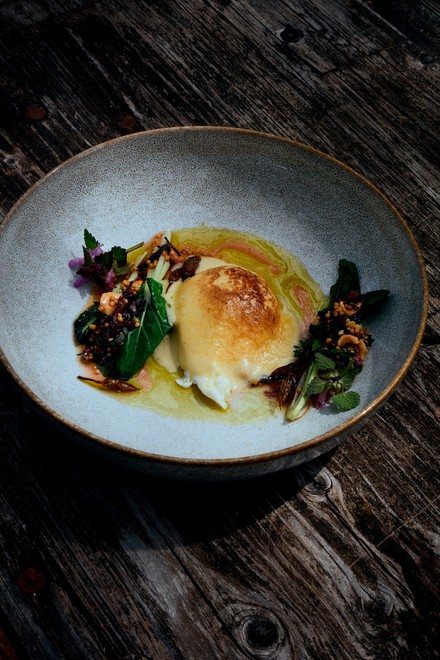 Vorspeise: Bio-Ei | Waldrauch | Senfkohl | Begonien von Maurizio Oster und Victoria Fonseka (Foto: © Jeunes Restaurateurs)