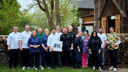 Die Teilnehmenden und Organisator*innen des JRE Genusslabors 2.0 (v.l.n.r.): Sebastian Metzdorf, Tobias Bätz, Clarissa Städele, JRE Präsident Oliver Röder, Anja Kirchpfening, Maurizio Oster, Harald Rüssel, Alexander Wulf, Jason Grom, Diana Burkel, Graciela Cucchiara, Victoria Fonseka, JRE Vizepräsident Andreas Widman, Robert Brosowski „CrispyRob“