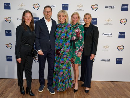 Christa Kinshofer zusammen mit ihrer Familie bei der Spenden-Gala. (Foto: © Dorint Gruppe)
