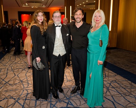 Familie Iserlohe zusammen mit Max Giesinger (Foto: © Dorint Gruppe)