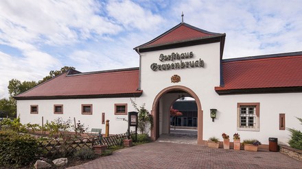 Das Kempinski Hotel Frankfurt schmeißt den Grill an und lädt ab dem 27. Mai 2023 zum Barbecue ein.