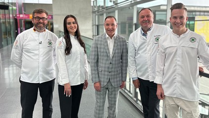 Frank Widmann, Jury-Präsident der IKA 2024, Glücksfee Denise Eberle vom Dehoga Baden-Württemberg, Moderator Christian Schmit, Daniel Schade, Präsident Verband der Köche Deutschlands (VKD), sowie Glücksfee Max Müller vom Dehoga Baden-Württemberg