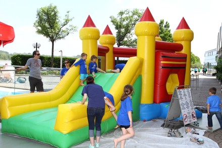 Für die Kinder gibt es sogar eine Hüpfburg. (Glücklich ins Ziel. (Foto: © Hilton Hotels & Resorts)