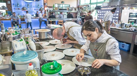 Spannende Momente beim Anrichten der Wettbewerb-Menüs
