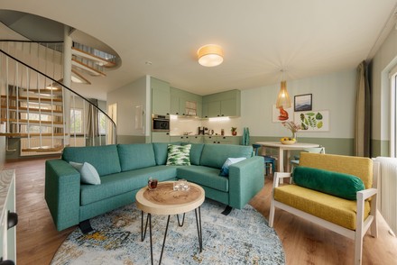 Das Wohnzimmer in einem Ferienhaus im Park Eifel (Foto: ©PVCP)