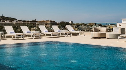 Der beheizte Außenpool auf der Dachterrasse des Hauses ermöglicht einen tollen Blick auf die Küstenstadt.