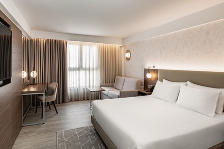 Die typisch maltesische, schlichte Farbgebung findet sich in den Zimmern und Suiten wieder. (Foto: © Marriott International)