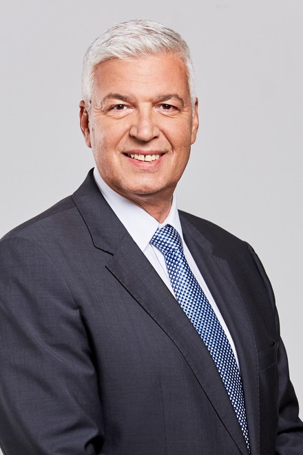 Herbert Fuchs, Geschäftsführer Gourmet: „Lebensmittel sind für uns aufgrund unseres Respekts vor der Natur, dem Tierwohl und der Umwelt sehr wertvoll. Uns geht es aber auch darum, durch Abfallvermeidung das Klima zu schützen und unseren CO₂-Fußabdruck zu verringern. Wir haben bereits zahlreiche Maßnahmen umgesetzt, um Lebensmittelabfälle so gering wie möglich zu halten, es gibt hier jedoch stets Verbesserungspotential. Unser Einsatz gegen Lebensmittelverschwendung ist ein Teil unserer Maßnahmen im Bereich der klimafreundlichen Ernährung. Dabei unterstützen uns die Klima- und Umweltexpert:innen des WWF Österreich im Rahmen unserer wertvollen Partnerschaft“ (Foto: © Gourmet)