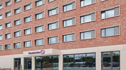 Außenaufnahme des Premier Inn Karlsruhe City Am Wasserturm.