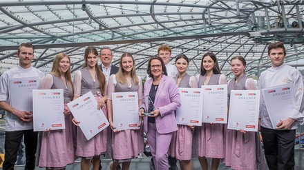 Die erfolgreichen Salzburger Tourismus-Lehrlinge wurden kürzlich im Hangar-7 für ihre Leistungen geehrt. Im Bild (v. li.): Martin Aichhorn, Nina Tschnuth, Emma Nowak, Spartenobmann Albert Ebner, Lena Prommegger, Landesrätin Daniela Gutschi, Bastian Hausbacher, Paula Durcinovic, Alida Just, Magdalena Abfalter und Jakob Schöninger.