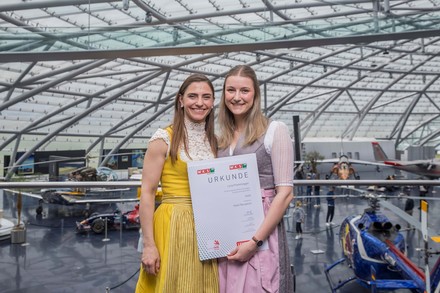Große Freude im Hotel „Das Edelweiss” über den Staatsmeistertitel für Lehrling Lena Promegger (re) mit Hotelchefin Karin Hettegger. (Foto: © Neumayr/Leopold)