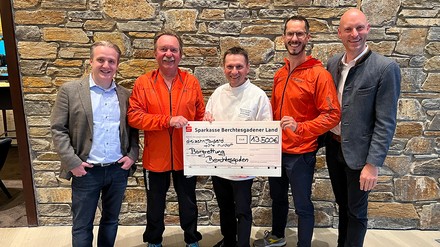 Die symbolische Scheckübergabe. (Foto: © Kempinski Hotel Berchtesgaden)