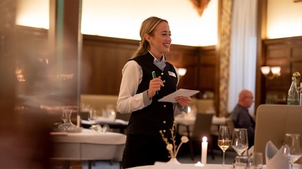 Glückliche Mitarbeiterin der BASF Gastronomie