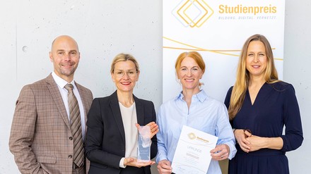 Mirco Fretter, Präsident (li.) und Katja Borns-Löhn, Geschäftsführerin des Bundesverband Fernstudienanbieter (re.), überreichen den Studienpreis an Merle Losem, Geschäftsführerin der DHA (3.v.l.) und Anja Eigen, Sprecherin der DHA.