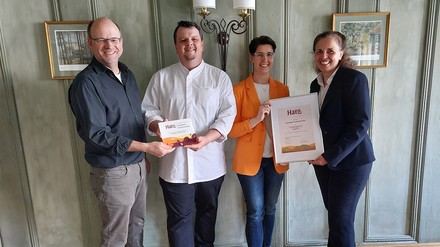 V. l. n. r.: Roman Müller, Stellv. Geschäftsführer Wernigerode Tourismus GmbH; Ronny Kallmeyer, Travel Charme Gothisches Haus, Projektleiter Gastronomie; Carola Schmidt, Geschäftsführerin Harzer Tourismusverband e.V.; Antje Märker, Travel Charme Gothisches Haus, Direktorin (Foto: © HTV)