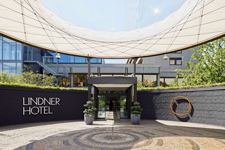 So wird der Eingangsbereich des Lindner Hotels Düsseldorf Seestern nach dem Re-Branding aussehen. (Foto: Lindner Hotels AG)