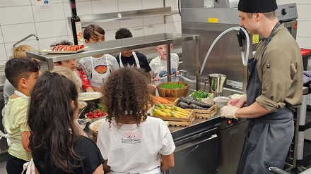 Die Verarbeitung gesunder Lebensmittel stand bei der Aktion im Fokus. (Foto: © Kempinski Hotel Frankfurt)