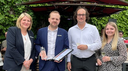 V. l.: Platzl Hotels München: Katharina Kramer (Operations Manager Platzl Hotel), Philipp Höhn (Housekeeping Manager Platzl Hotels), Christian Peter (Geschäftsführer Hotelkompetenzzentrum) Julia von Klitzing (Prokuristin Hotelkompetenzzentrum) (Foto: © ©Platzl Hotels München)