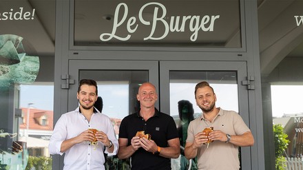 Daniel Chuchlik_, Michael Harrer und Lukas Tauber freuen sich auf die Neueröffnung am 20. Juni 2023. Doch bis dahin gibt es noch viel zu tun. (Foto: © Le Burger / The Guardians)