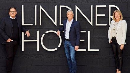 Der Vorstand (v.l.): Frank Lindner (CTO), Arno Schwalie (CEO) und Stefanie Brandes (COO) (Foto: © Lindner Hotels AG)