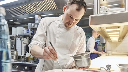 Alexander Mayer,  Küchenchef Atlantic Restaurant , beim anrichten einer Speise. (Foto: © Hotel Atlantic Hamburg / Anna-Lena Ehlers )