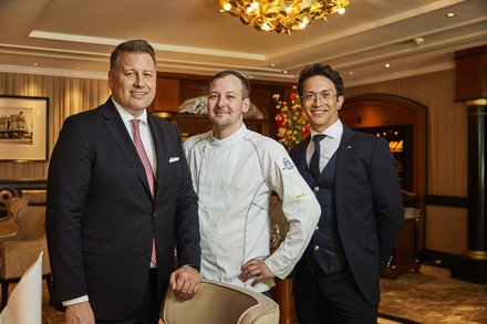 André Vedovelli, Geschäftsführender Direktor Hotel Atlantic Hamburg, Alexander Mayer, Küchenchef Atlantic Restaurant, und Maximilian Seidel, Chef de Rang, Atlantic Restaurant. (Foto: © Hotel Atlantic Hamburg / Anna-Lena Ehlers)