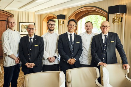 Atlantic Restaurant Küchen- und Serviceteam (v.li.): Fabian Müller, Wilfried Kopf, Jannik Marcischewski, Maximilian Seidel, Alexander Mayer und Lars Hentschel (Foto: © Hotel Atlantic Hamburg / Anna-Lena Ehlers)