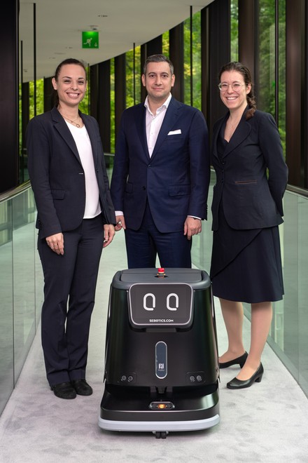 Das Team des Dolder Grand Zürich begrüßt den neuen Mitarbeiter. (Foto: © Dolder Grand)