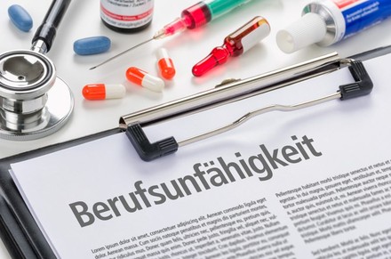 Spritze, Tabletten und Zettel mit Titel: „Berufsunfähigkeit“