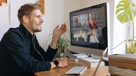 Ein Mann nimmt mit seinem Laptop an einem virtuellen Online-Meeting teil.
