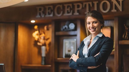 Hotelmanagerin an Rezeption