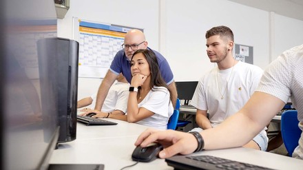 Im Unterricht von Ralf Kössel, lernen die Schüler ihre Praxiserfahrungen durch theoretische Bausteine zu ergänzen. ((Foto: © Hofa Bad Wörishofen)