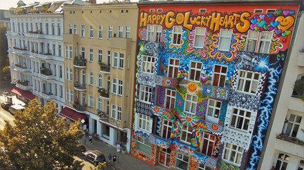 Bunte Fassade am Berliner Happy Go Lucky Hotel & Hostel