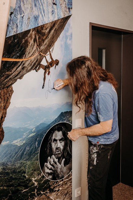 Thomas Huber verewigt sich im Boulderraum der My Team Apartments (Foto: © Kempinski Hotels)
