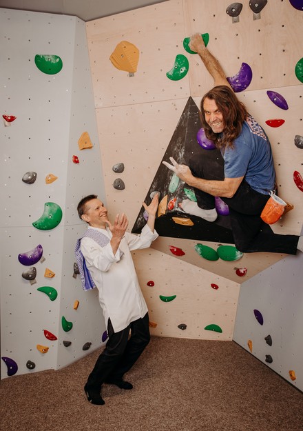 Der Spitzenkoch und der Extremkletterer lernten sich bereits vor Jahren durch die gemeinsame Leidenschaft für den Bergsport kennen. (Foto: © Kempinski Hotels)