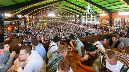 Im Festzelt auf dem Münchner Oktoberfest
