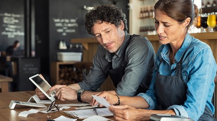 Noch liegt der gesetzliche Mindestlohn in Deutschland bei 12,00 Euro. Dies soll sich zum 1. Januar 2024 ändern.