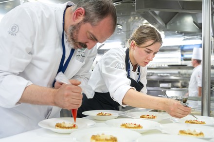 Natalya Vigulyarnaya beim Anrichten am Küchenpass.