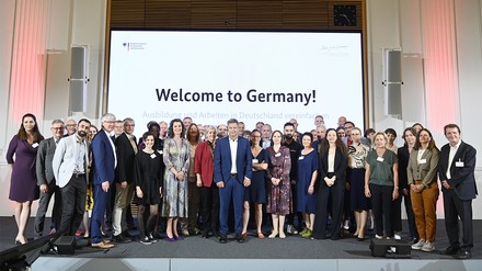 Gruppenbild mit allen Teilnehmern der Dialogveranstaltung „Welcome to Germany! Ausbildung und Arbeiten in Deutschland vereinfachen“