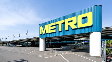 Eingangsbereich einer Metro Deutschland Filiale.