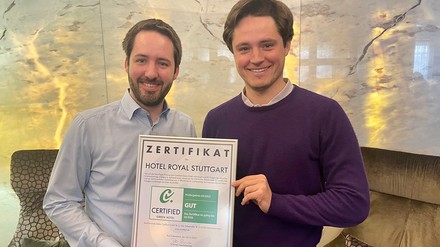 Das Hotel Royal Stuttgart erreichte in der Prüfung von Certified 2.606 von 5.000 möglichen Punkten. Die Brüder Oliver und Patrick Franck freuen sich über die Auszeichnung als „Certified Green Hotel“