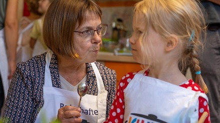 Ursula Nonnemacher mit einem Mädchen