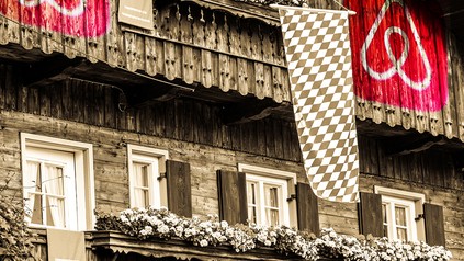 Ein Landhaus mit dem Airbnb-Logo