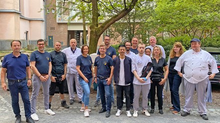 Sie freuten sich über die erfolgreiche Grillaktion beim SKM: die Teams der Accor Hotels in der Domstadt mit der Leitung des SKM.