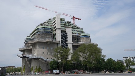 Blick auf den begrünten und bepflanzten Aufbau auf dem Dach des Hochbunkers auf dem Heiligengeistfeld.