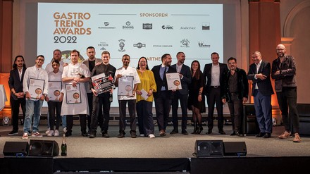 Die Sieger der „Gastro Trend Awards 2022“ auf einer Bühne.