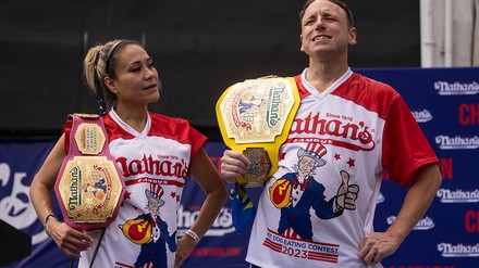 Miki Sudo und Joey Chestnut bleiben beim Nathan’s Hot Dog Eating Contest ungeschlagen.