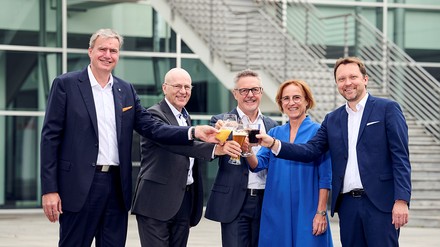 drinktec und BrauBeviale schließen sich zusammen. (v.l.n.r. CEO NürnbergMesse Peter Ottmann, CEO Messe München Dr. Reinhard Pfeiffer, CEO YONTEX Rolf Keller, Executive Vice President YONTEX Petra Westphal, CEO Messe München Stefan Rummel)