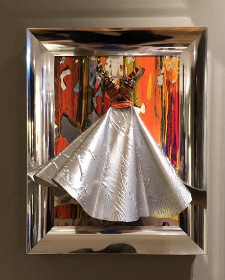 Ein elegantes Abendkleid in Silber. (Foto: Stéphan Koerwyn)