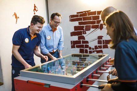 Beim Deutschen Jugendherbergswerk Landesverband Bayern muss sich niemand verbiegen – nur beim gemeinsamen Lachen. (Foto: © DJH Landesverband Bayern e.V.)